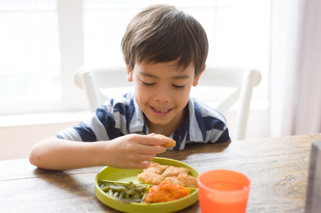 Kid eating a Nurture Life dinner meal